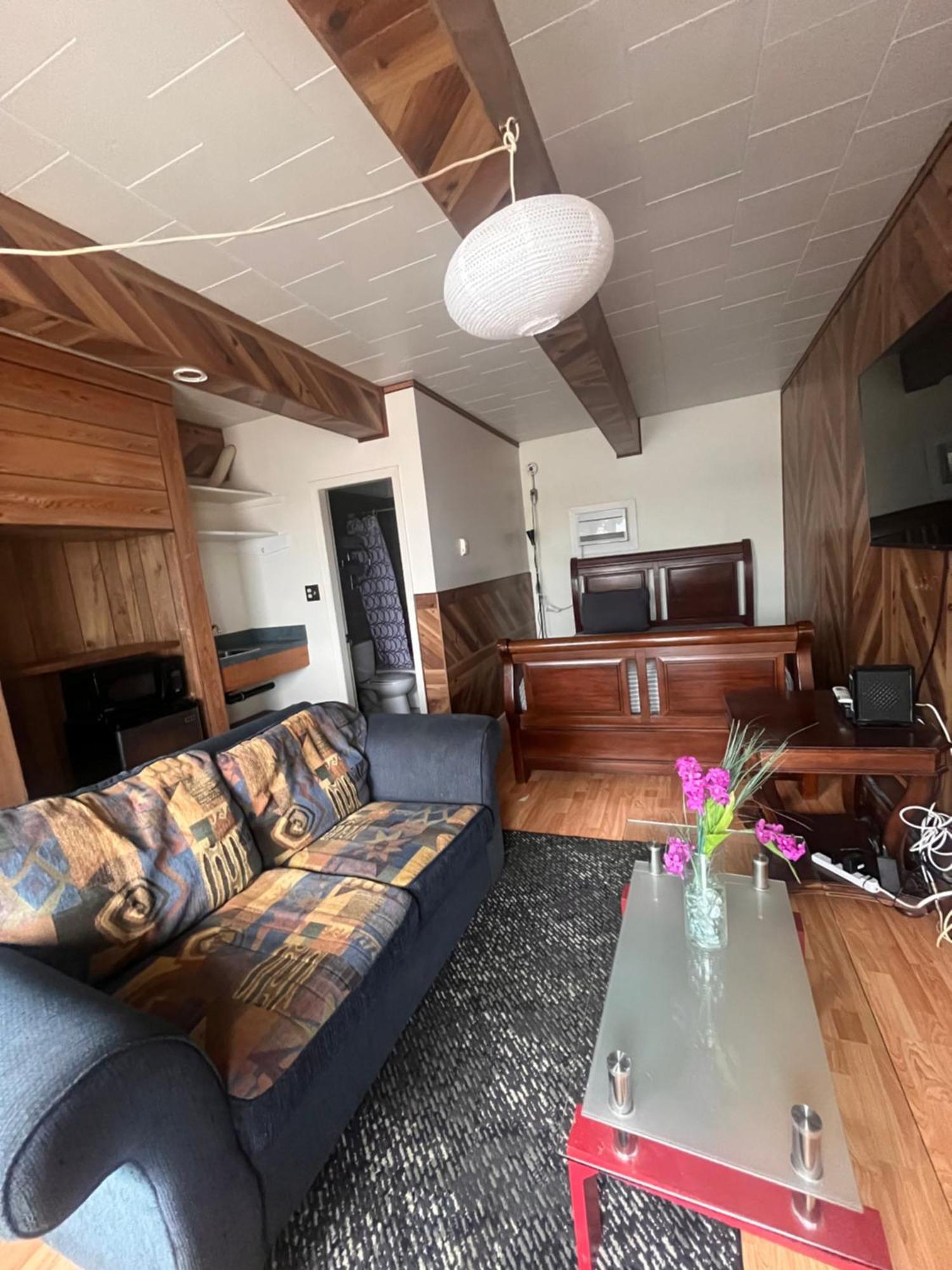 Caravan Motel Fort St. John Екстер'єр фото
