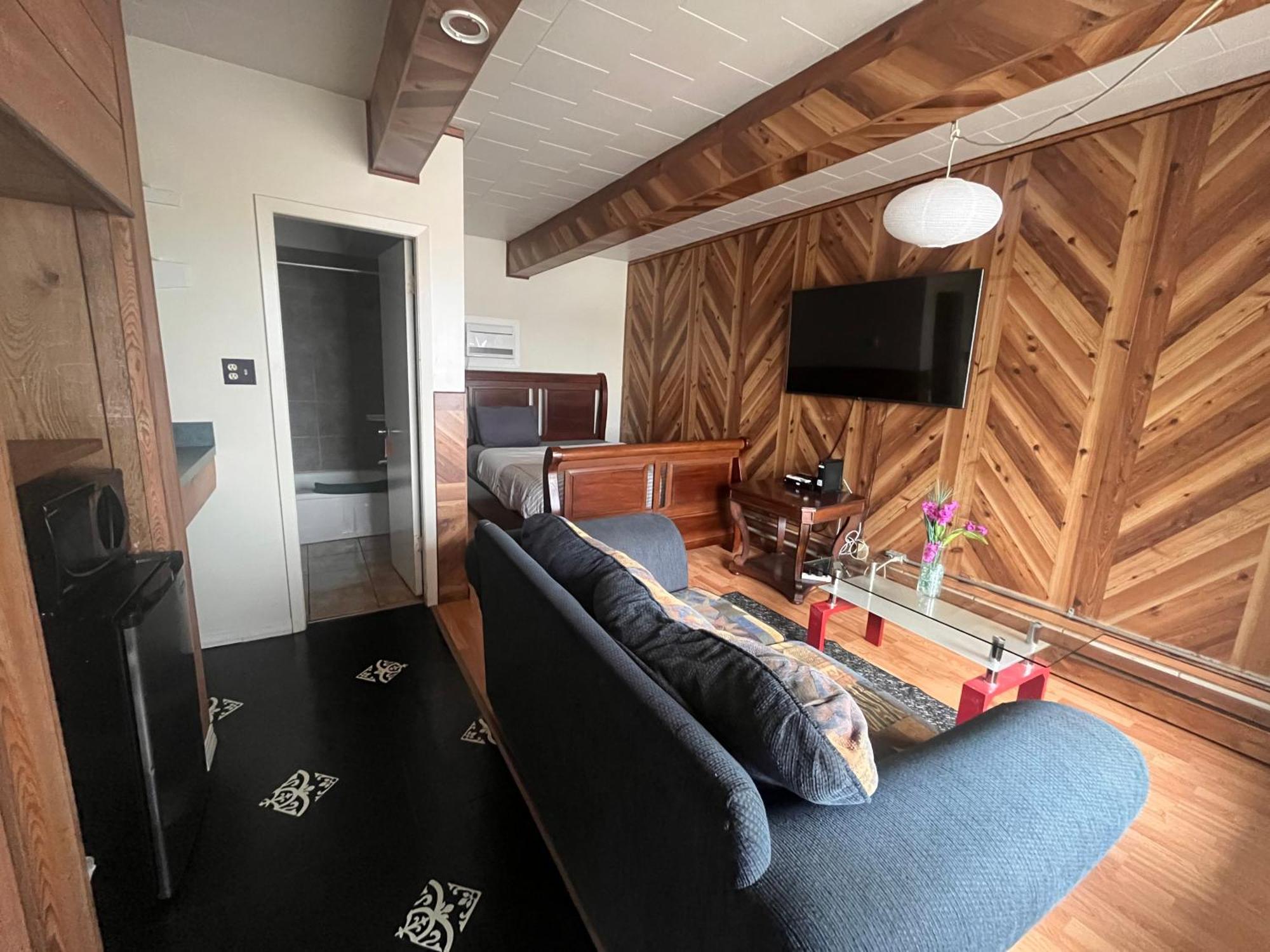 Caravan Motel Fort St. John Екстер'єр фото