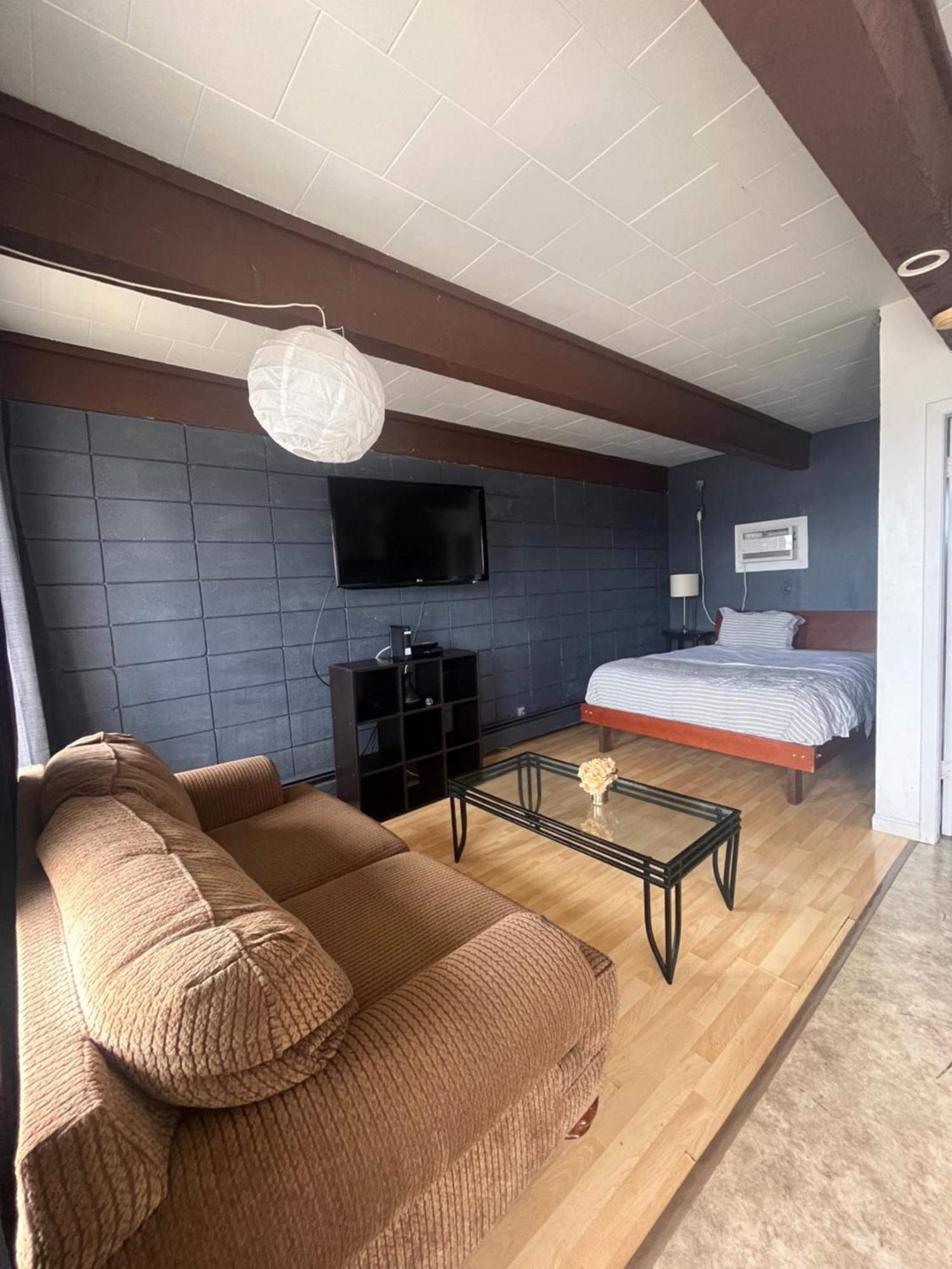 Caravan Motel Fort St. John Екстер'єр фото