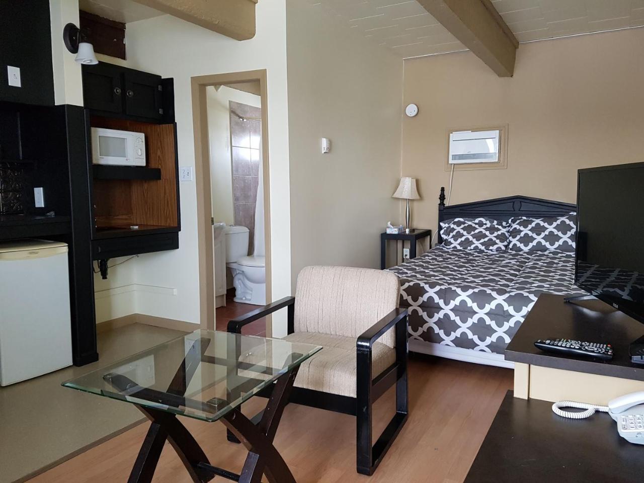 Caravan Motel Fort St. John Екстер'єр фото